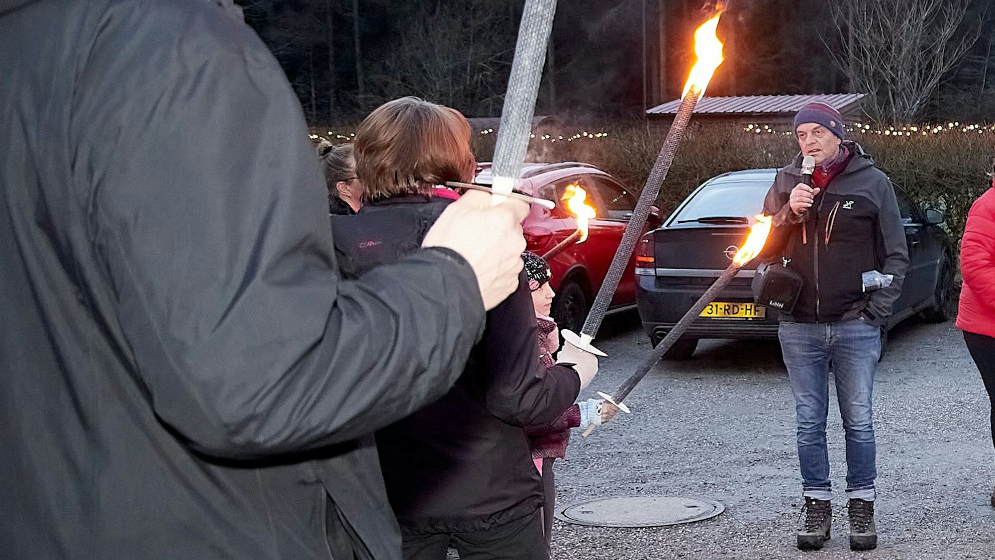 Rudolf Westerburg im Kreis seiner Mitwanderer; einige tragen eine Pechfackel.