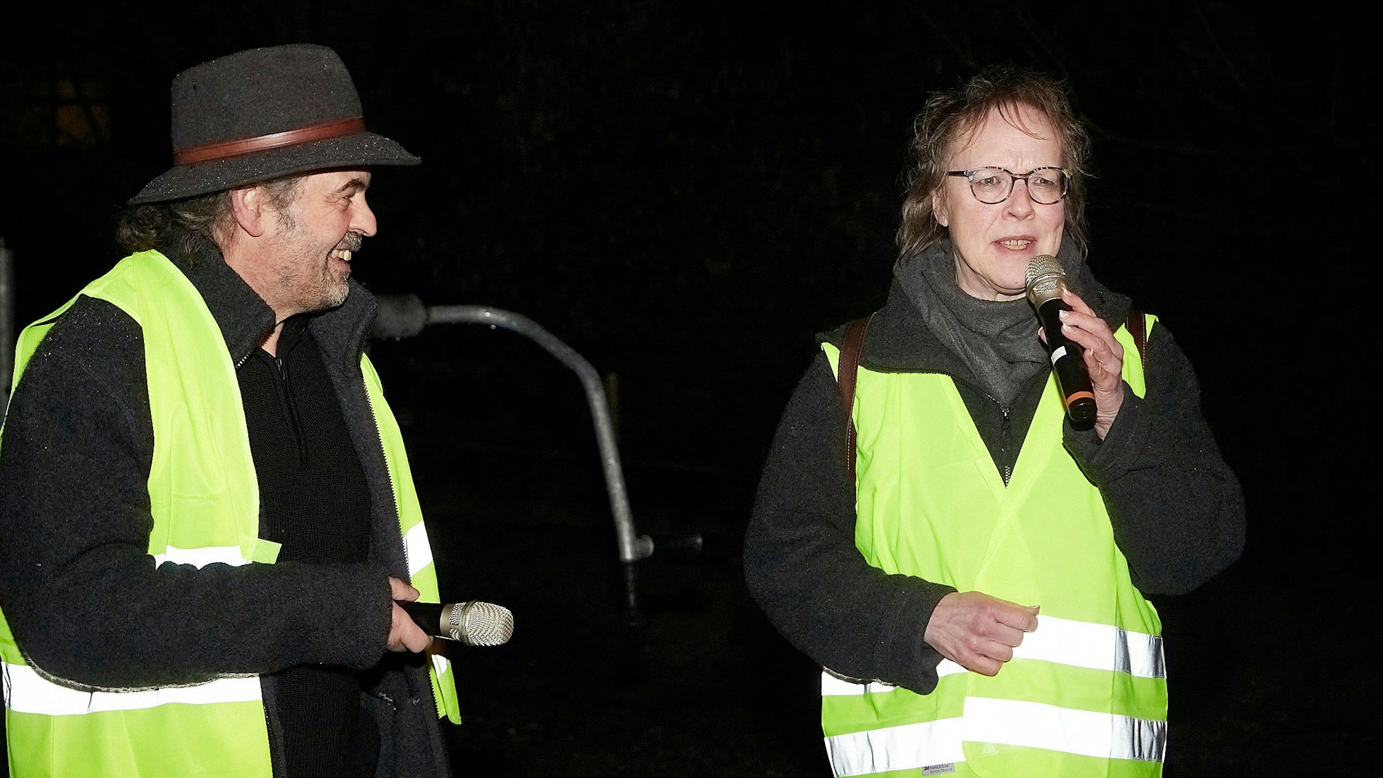Petra Kochs und Christoph Westerburg hatten die Mahnwache am Freitagabend organisiert.