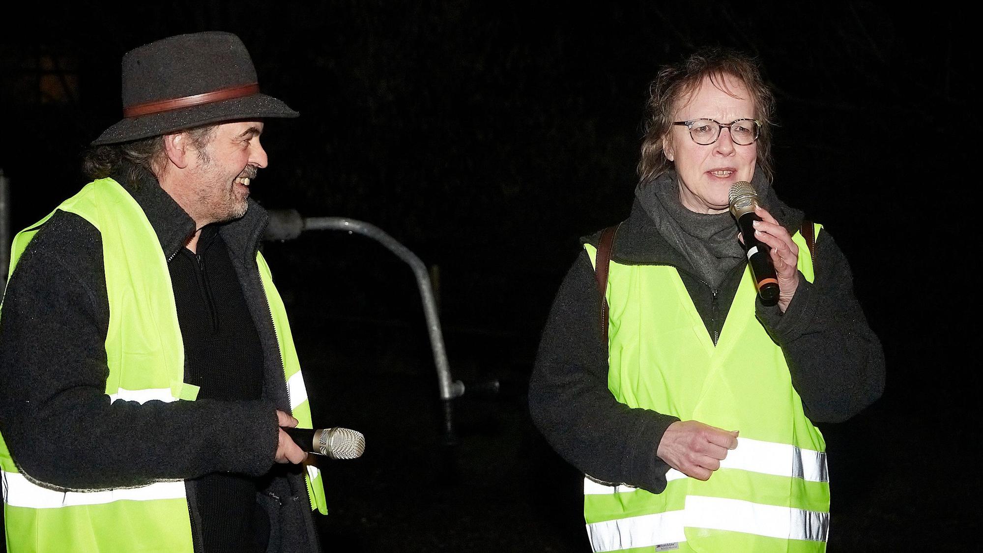 Petra Kochs und Christoph Westerburg hatten die Mahnwache am Freitagabend organisiert.