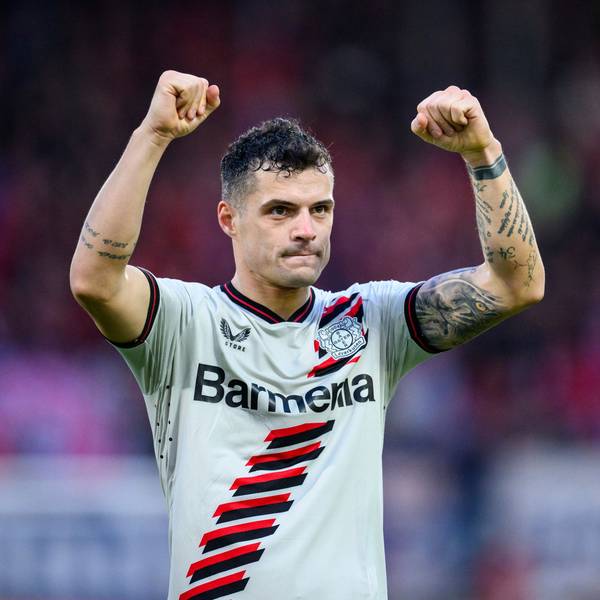 Leverkusens Granit Xhaka jubelt nach dem Spiel in Heidenheim.