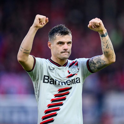 Leverkusens Granit Xhaka jubelt nach dem Spiel in Heidenheim.