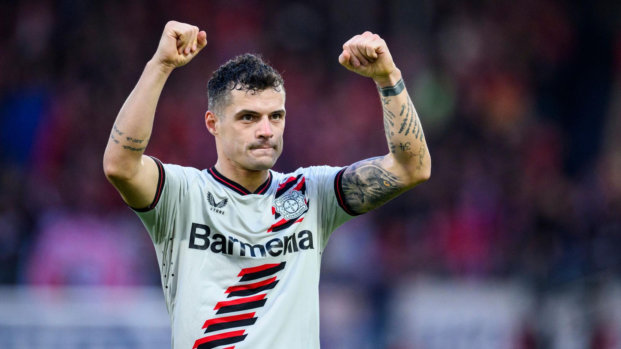Leverkusens Granit Xhaka jubelt nach dem Spiel in Heidenheim.