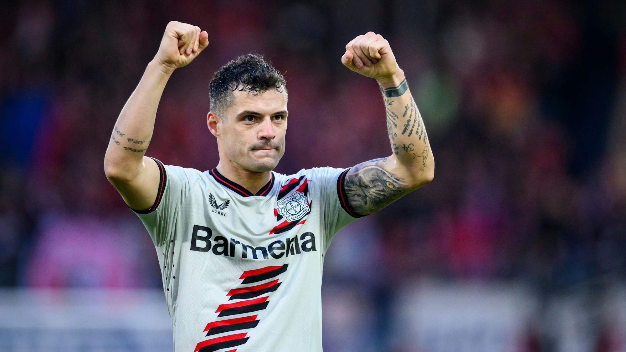 Leverkusens Granit Xhaka jubelt nach dem Spiel in Heidenheim.