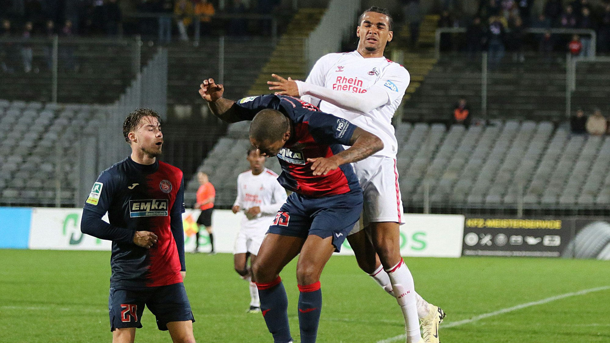 Regionalliga West: Wuppertaler SV - 1. FC Koeln II ** NUR FUeR REDAKTIONELLE ZWECKE ** EDITORIAL USE ONLY **Fussball Regionalliga West 22.Spieltag Freitag 16.02.2024 Stadion am Zoo Wuppertal Wuppertaler SV - 1. FC Koeln II Charlison Benschop (WSV) und Damion Downs im Luftduell, Damian Downs muss danach verletzt raus Deutschland Wuppertal Copyright: StefanxRittershaus *** Regionalliga West Wuppertaler SV 1 FC Koeln II FOR EDITORIAL PURPOSES ONLY p Soccer Regionalliga West 22 Matchday Friday 16 02 2024 Stadion am Zoo Wuppertal Wuppertaler SV 1 FC Koeln II Charlison Benschop WSV and Damion Downs in an aerial duel, Damian Downs has to come out injured afterwards Germany Wuppertal Copyright StefanxRittershaus Copyright: StefanxRittershaus doc7u693pvgb4zkudjgg8i ,EDITORIAL USE ONLY