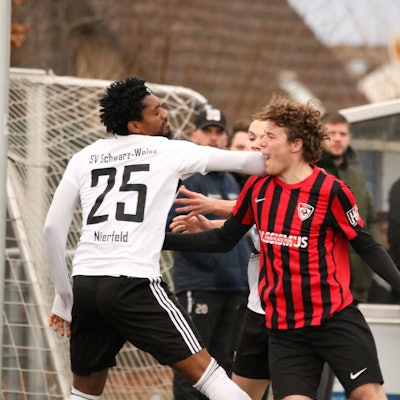 Nierfelds Covenant Oku Smart stößt mit dem rechten Arm Erft-Spieler Julian Riße in Kieferhöhe.