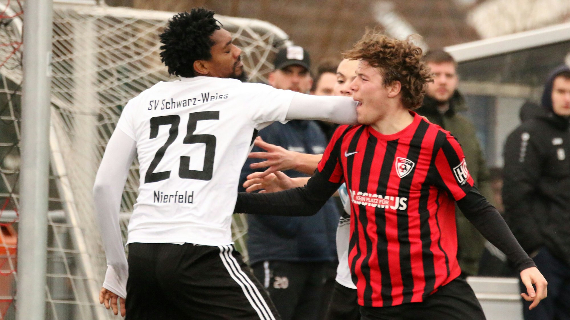 Nierfelds Covenant Oku Smart stößt mit dem rechten Arm Erft-Spieler Julian Riße in Kieferhöhe.