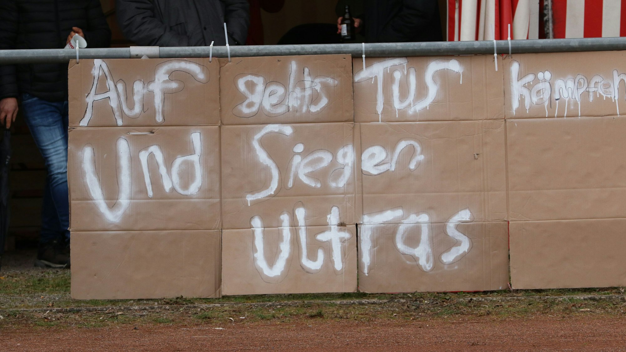 Ein Plakat der Mechernicher Ultras, auf dem „Auf geht's TuS, kämpfen und siegen – Ultras“ steht.