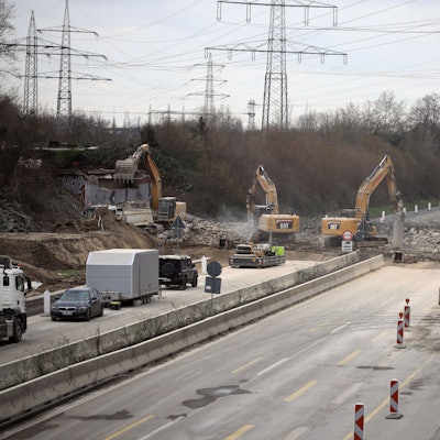 Die Brücke an der Rather Straße in Gremberghoven wurde am Wochenende abgerissen.