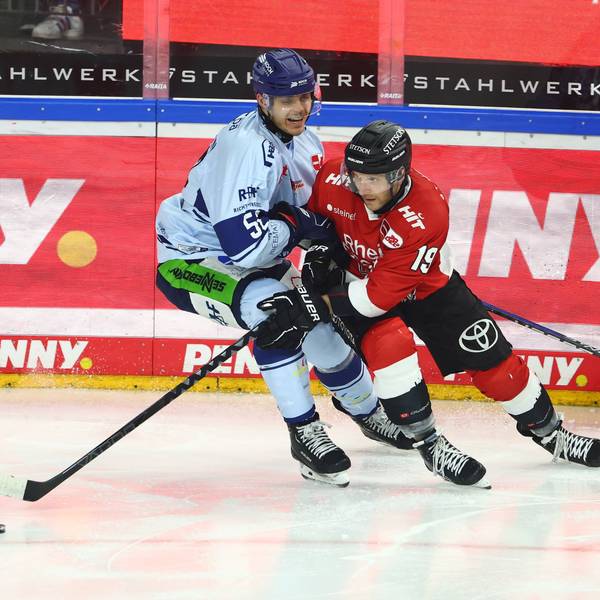 Straubings Nicolas Mattinen im Duell mit dem Kölner Frederik Storm.