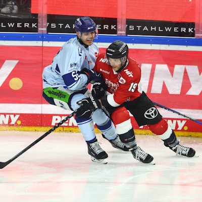 Straubings Nicolas Mattinen im Duell mit dem Kölner Frederik Storm.