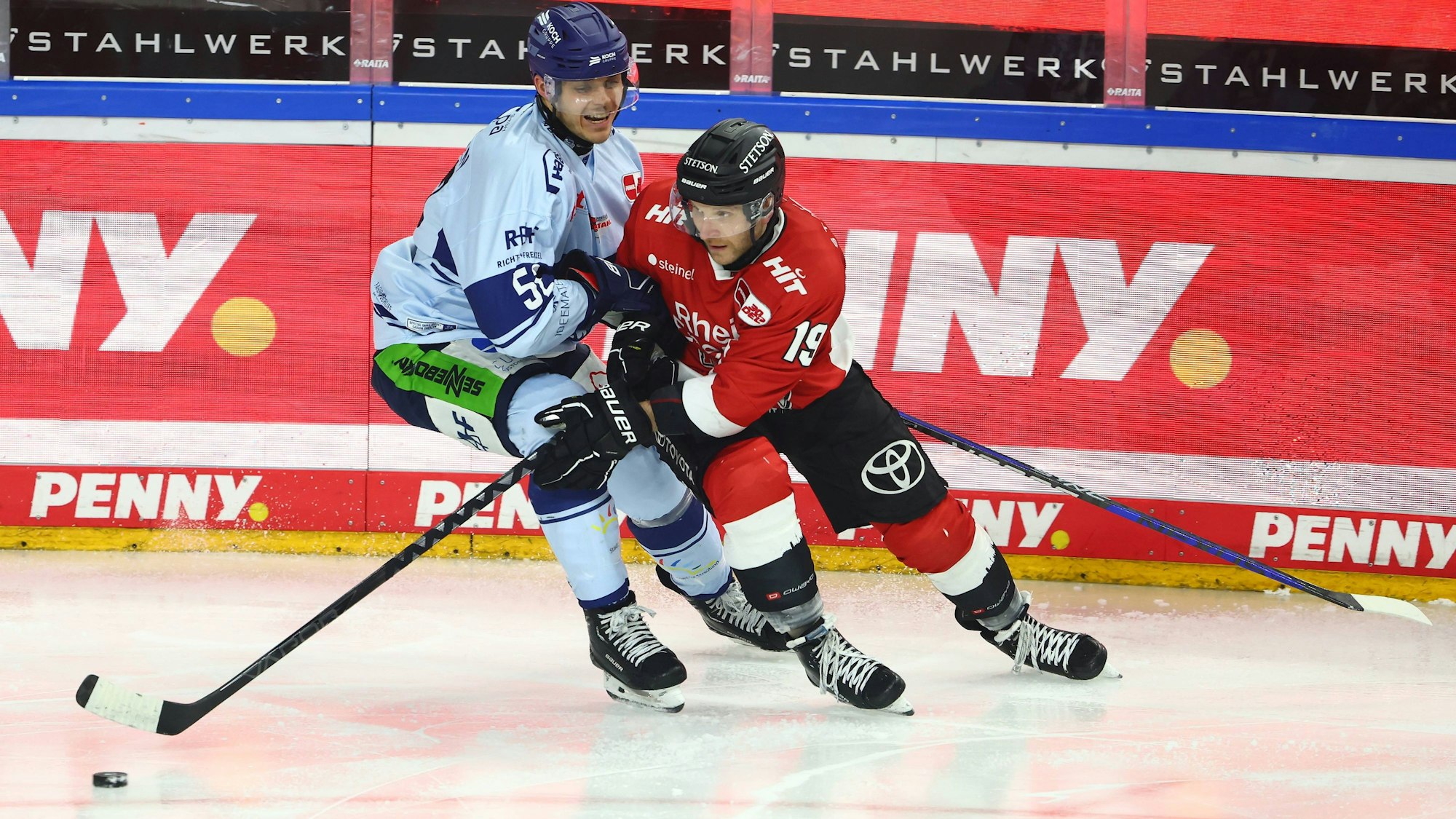 Straubings Nicolas Mattinen im Duell mit dem Kölner Frederik Storm.
