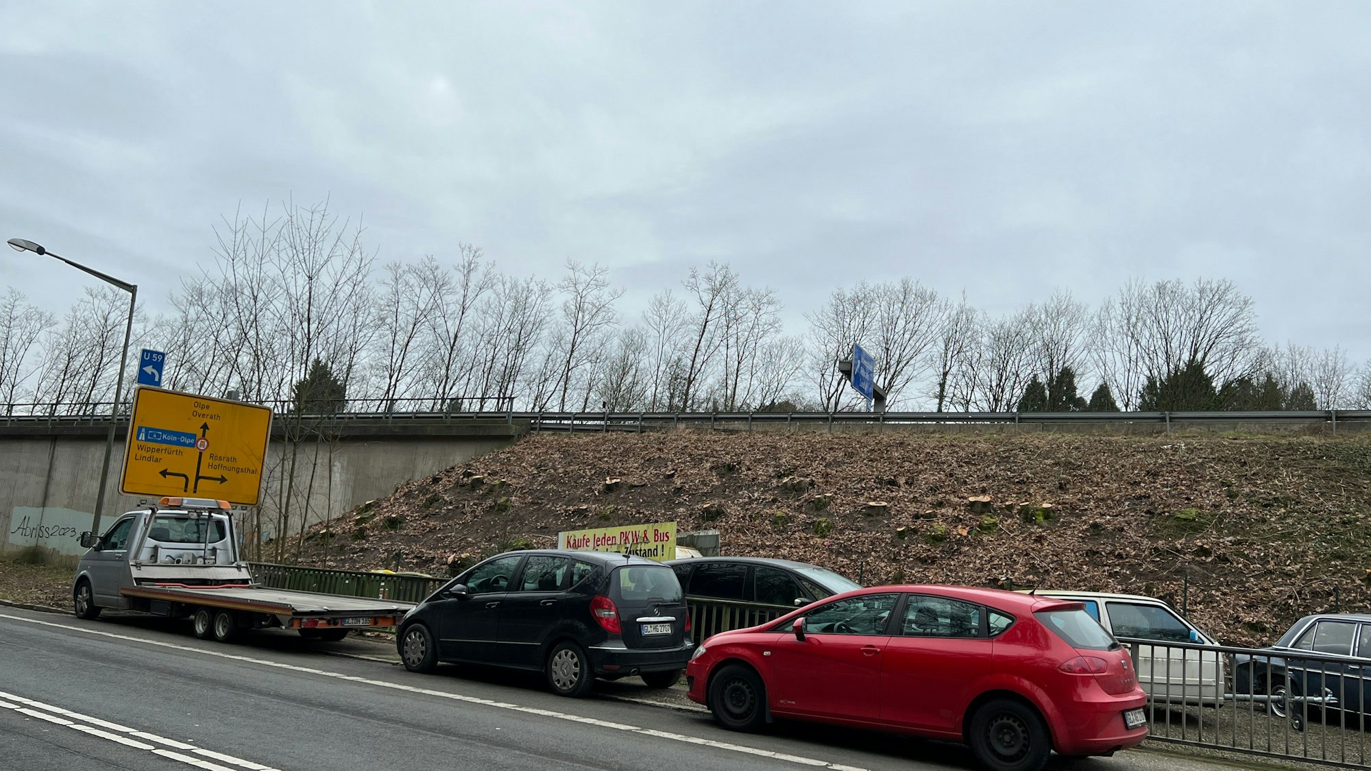 Im März beginnen die Arbeit zum Abriss und Neubau der A4-Brücke in Untereschbach. Erste Bäume an der Böschung wurden bereits gefällt.