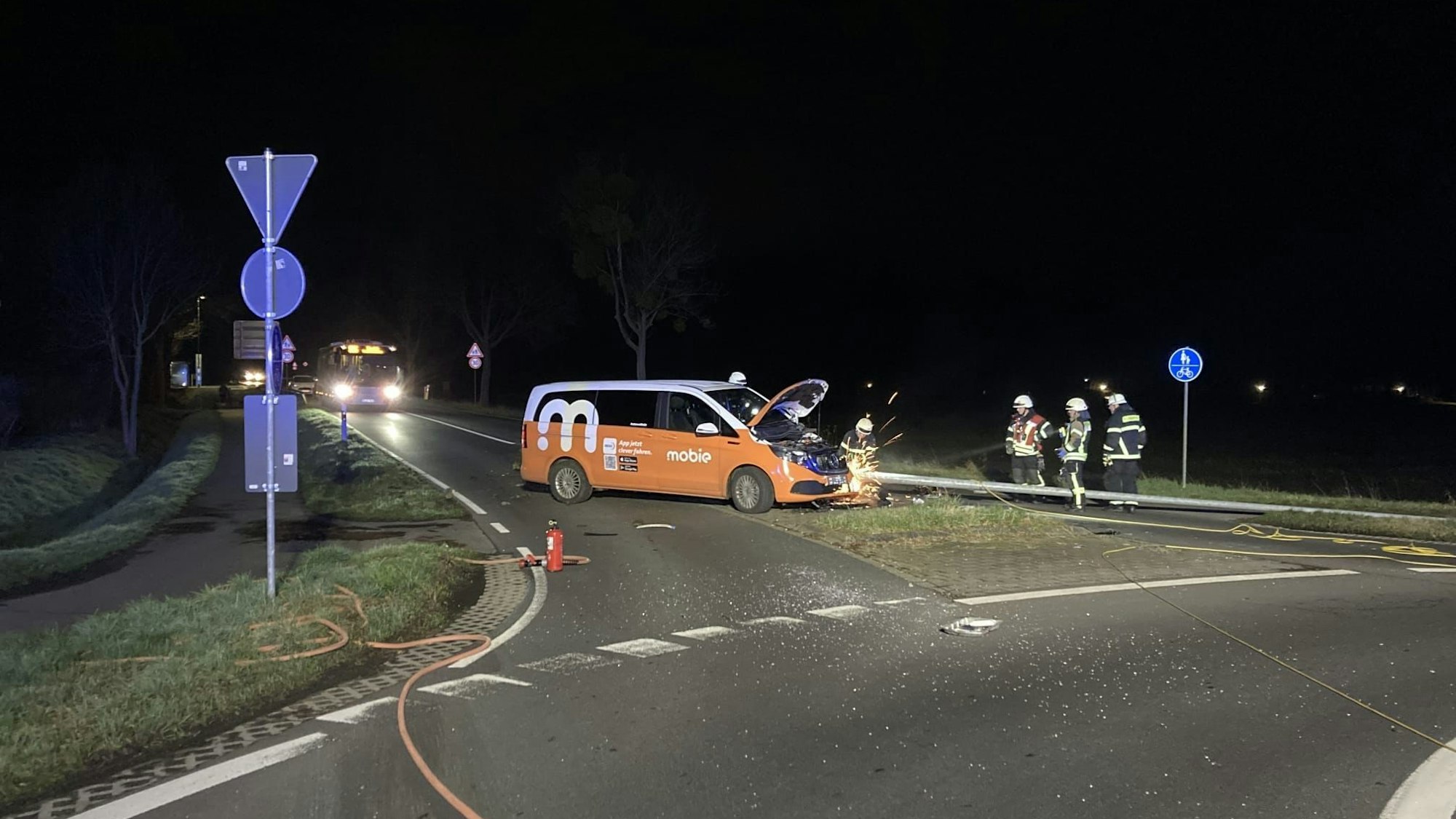 Das beschädigte Fahrzeug steht auf der Straße.