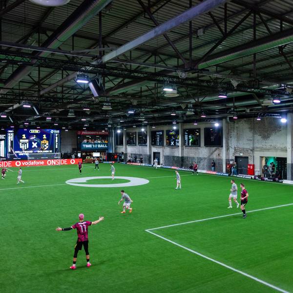 Fußball-Event in Köln: Die „Baller League“ verfolgen Zuschauer in der Kölner Motorworld, vor allem aber im Livestream.