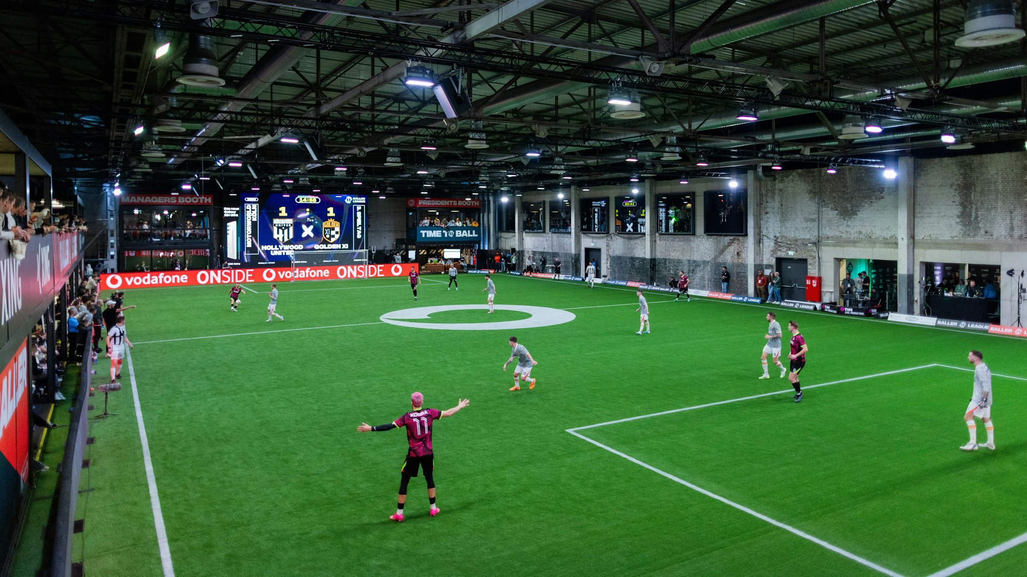 Fußball-Event in Köln: Die „Baller League“ verfolgen Zuschauer in der Kölner Motorworld, vor allem aber im Livestream.