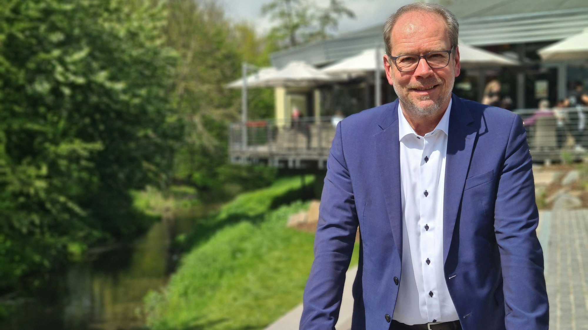 Volker Mießeler steht an der Erft in Bergheim.