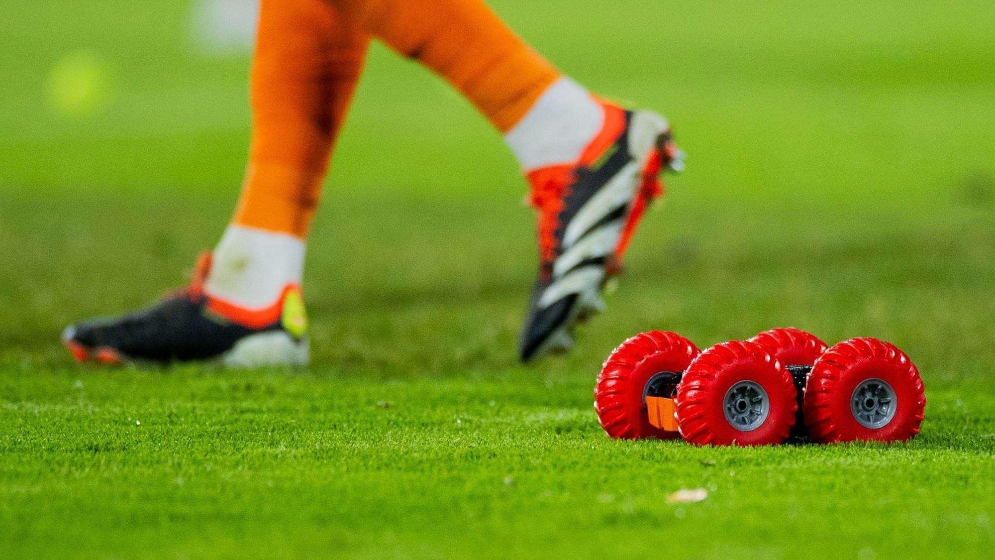 Aus dem Kölner Block ferngelenkte Autos bedeuteten einen neuen Beitrag zu den Protesten gegen eine Investorenbeteiligung in der Bundesliga.