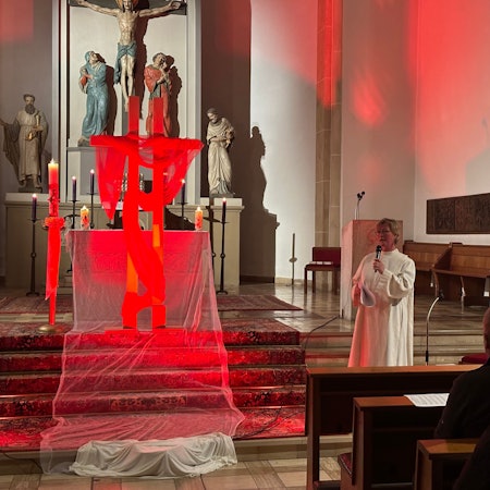 Die Gemeindereferentin Gudrun Schmitz (stehend) und ihre Kollegin Andrea Bauer-Wilden haben einen Segensgottesdienst für alle Liebenden in St. Agatha in Lindlar-Kapellensüng organisiert. Unser Foto zeigt eine Szene aus diesem Gottesdienst.