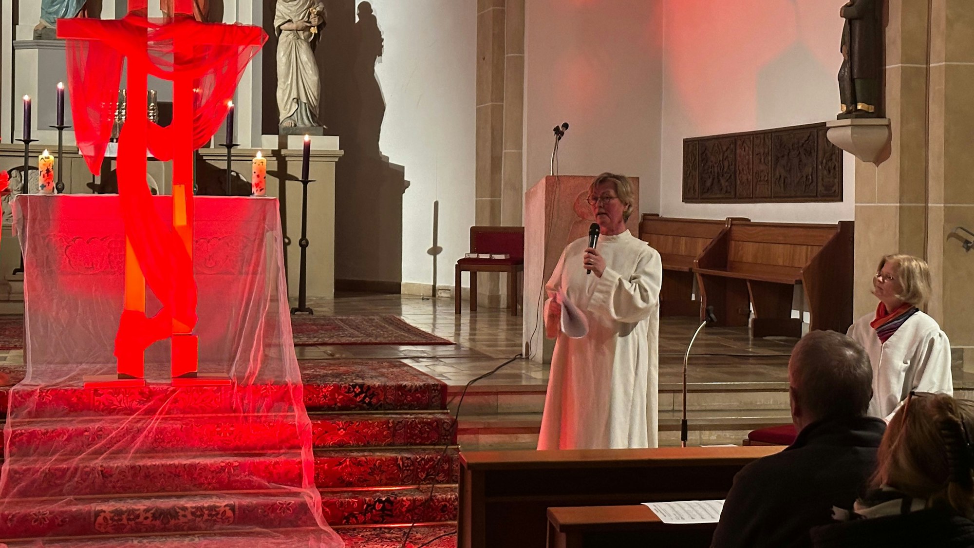 Die Gemeindereferentin Gudrun Schmitz (stehend) und ihre Kollegin Andrea Bauer-Wilden haben einen Segensgottesdienst für alle Liebenden in St. Agatha in Lindlar-Kapellensüng organisiert. Unser Foto zeigt eine Szene aus diesem Gottesdienst.