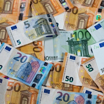 Zu sehen sind Euro-Geldscheine mit unterschiedlichen Werten: 20, 50 und 100 Euro.