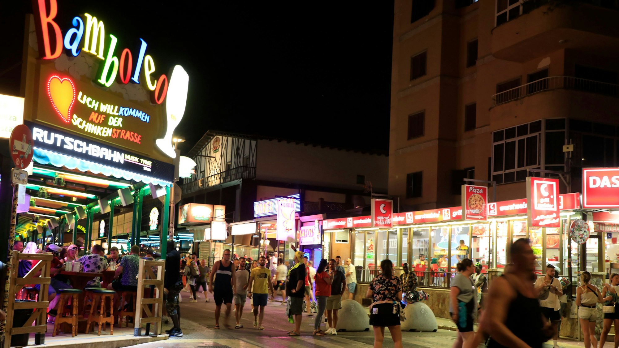 Menschen halten sich auf der Schinkenstraße am Strand von Arenal auf.