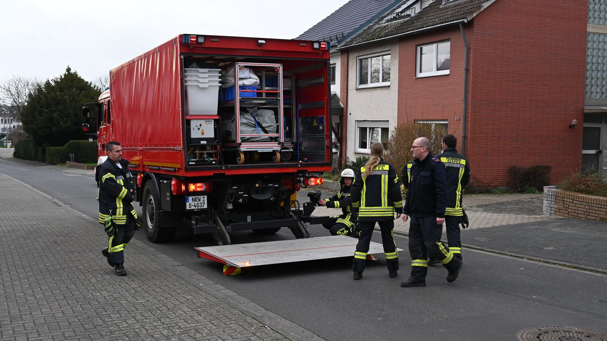 Die Feuerwehr bei der Arbeit.