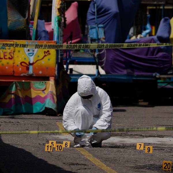 ARCHIV - 06.10.2022, Mexiko, San Miguel Totolapan: Ein forensischer Ermittler untersucht den Schauplatz eines Angriffs mit mehreren Toten in San Miguel Totolapan im südlichen Bundesstaat Guerrero. (Symbolbild)