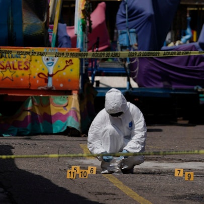 ARCHIV - 06.10.2022, Mexiko, San Miguel Totolapan: Ein forensischer Ermittler untersucht den Schauplatz eines Angriffs mit mehreren Toten in San Miguel Totolapan im südlichen Bundesstaat Guerrero. (Symbolbild)