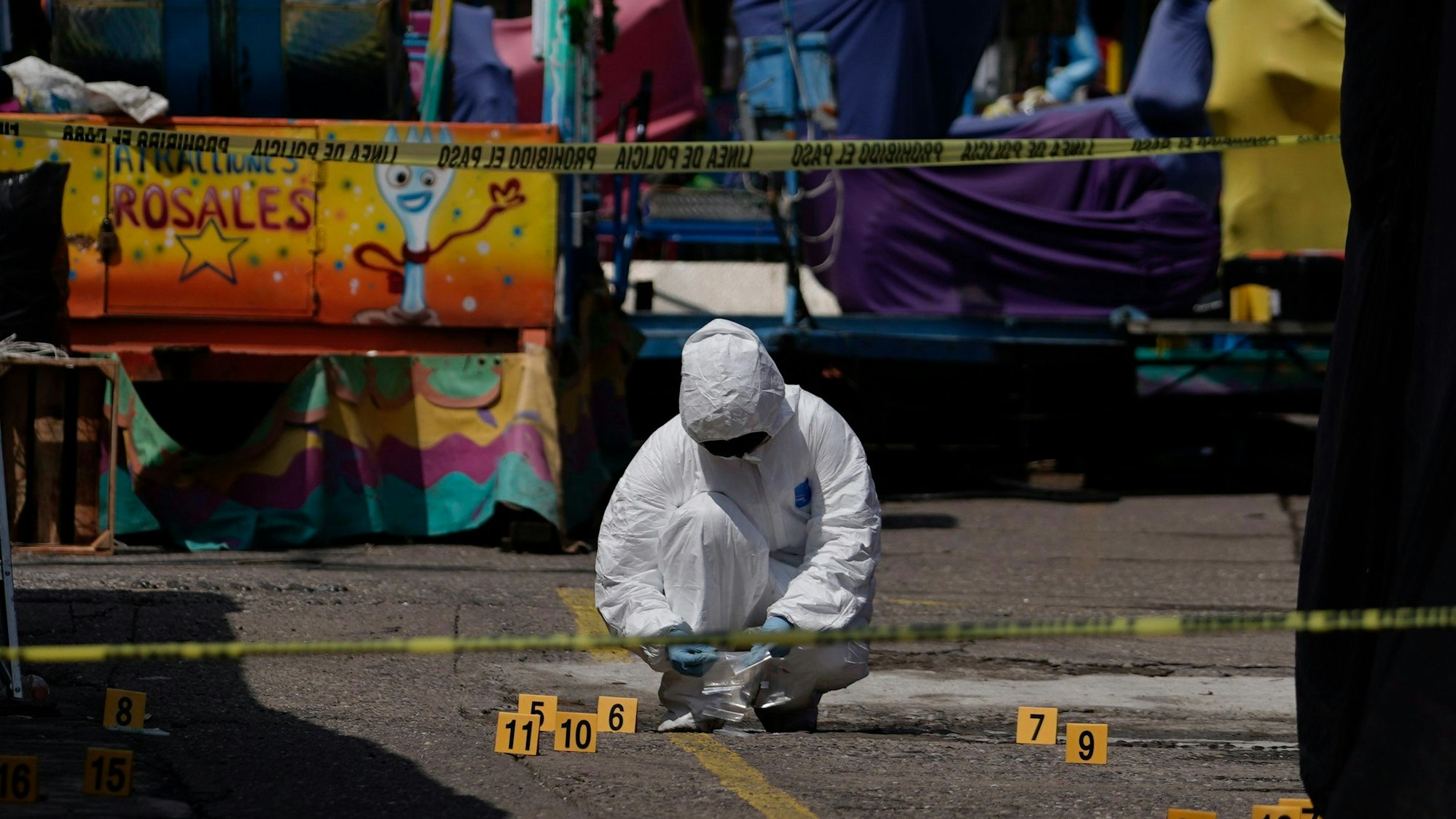 ARCHIV - 06.10.2022, Mexiko, San Miguel Totolapan: Ein forensischer Ermittler untersucht den Schauplatz eines Angriffs mit mehreren Toten in San Miguel Totolapan im südlichen Bundesstaat Guerrero. (Symbolbild)