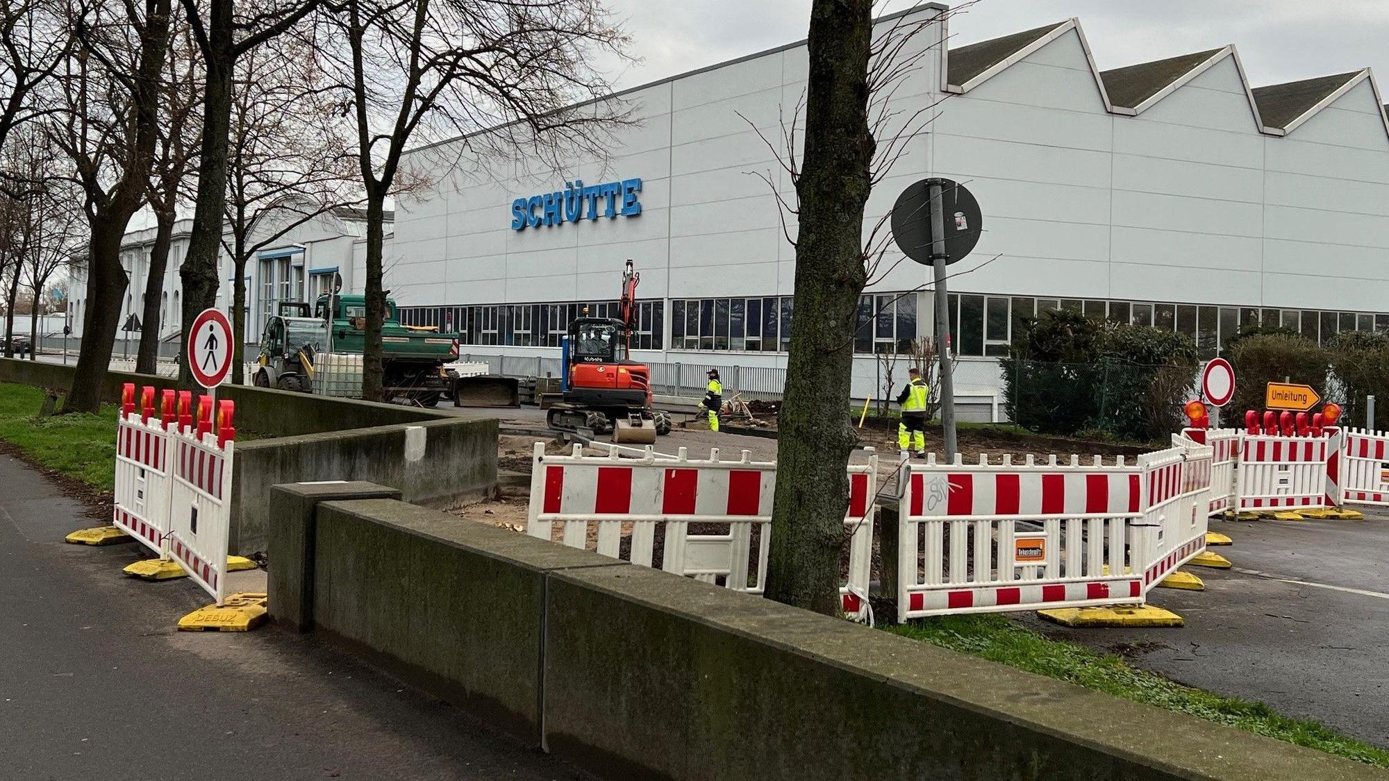 Absperrbaken sichern die Baustelle vor den Schütte-Werken auf der Alfred-Schütte-Allee ab.