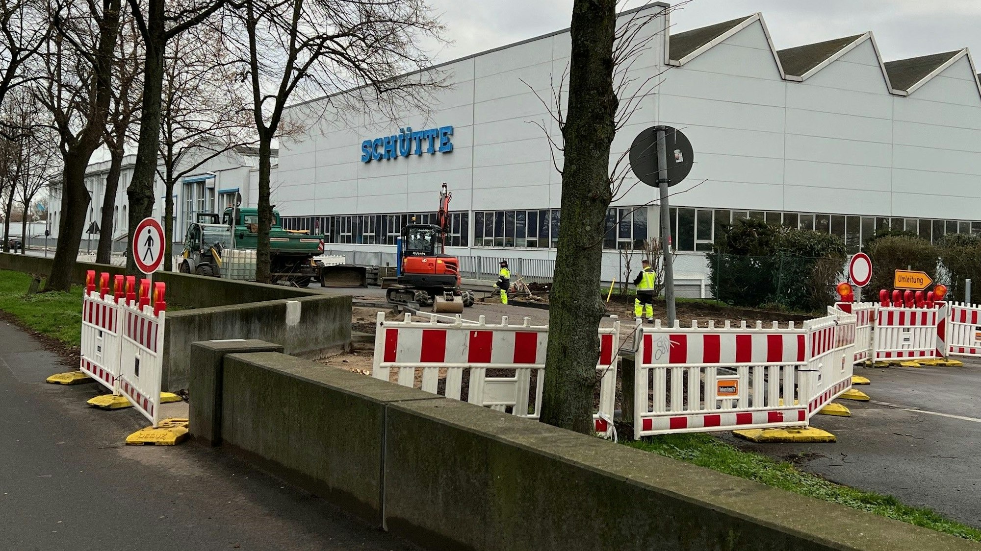 Absperrbaken sichern die Baustelle vor den Schütte-Werken auf der Alfred-Schütte-Allee ab.
