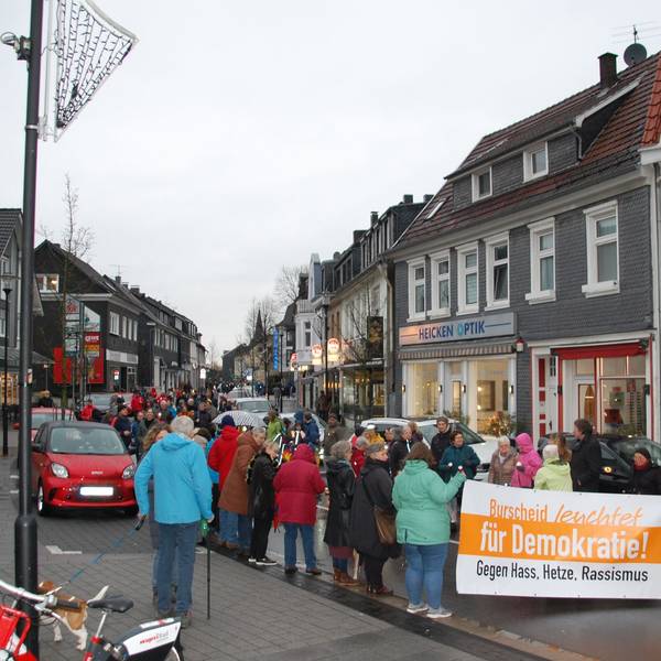 Vom Marktplatz aus ziehen die Aktivistinnen und Aktivisten die Hauptstraße entlang.