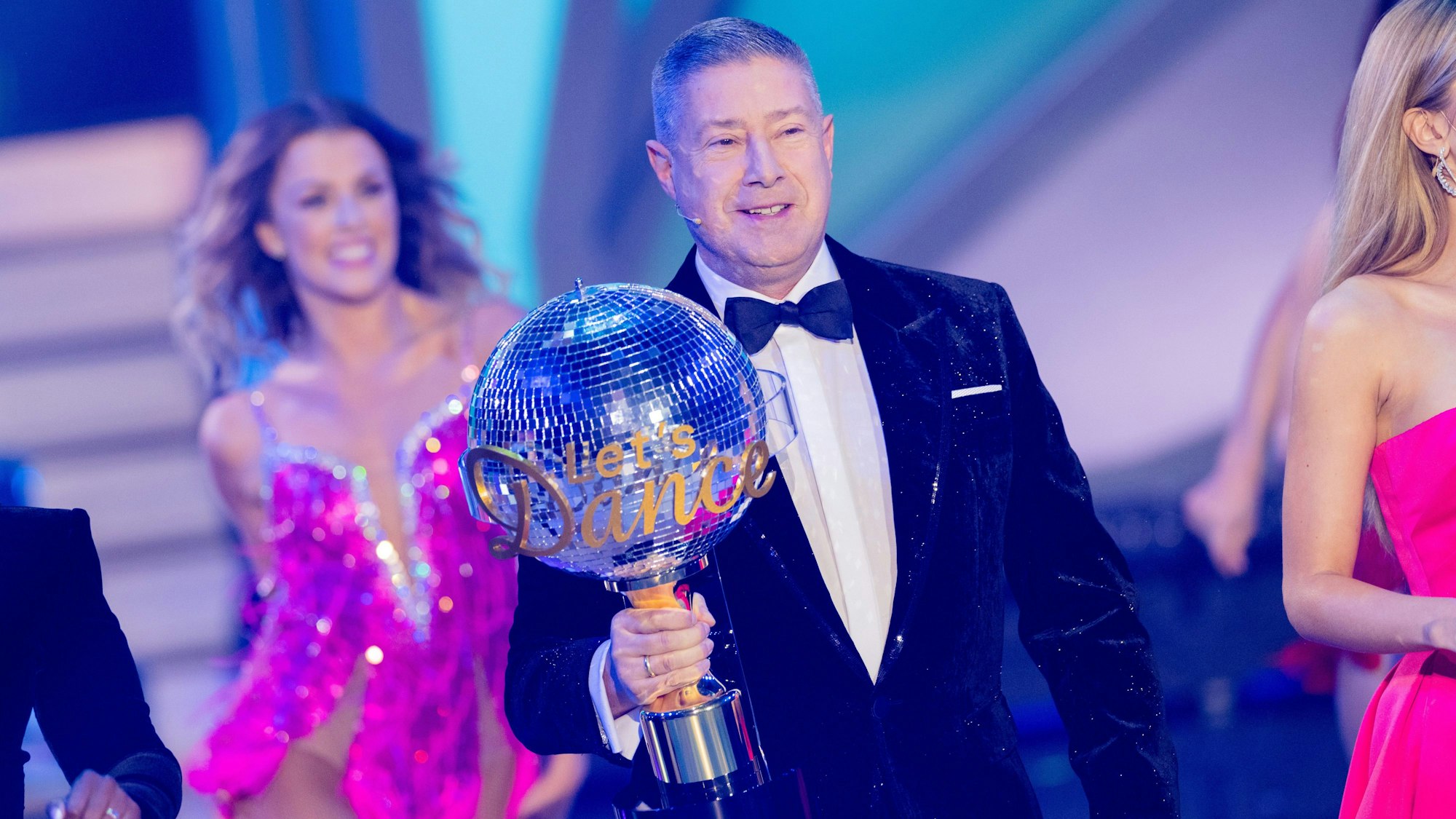 Joachim Llambi, Jurymitglied, bringt den Siegerpokal ins Studio bei der Kennenlernshow zu Beginn der 16. Staffel der RTL-Tanzshow "Let's Dance" im Coloneum.