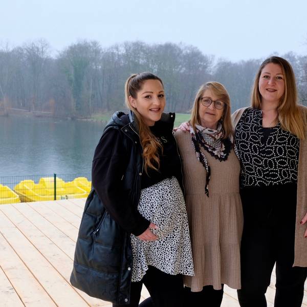 Caro Beck, Caren Beck und Astrid Hatzler (v.l.) auf der Terrasse des Hauses am See
