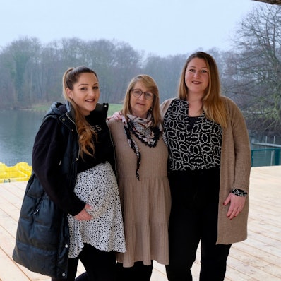 Caro Beck, Caren Beck und Astrid Hatzler (v.l.) auf der Terrasse des Hauses am See