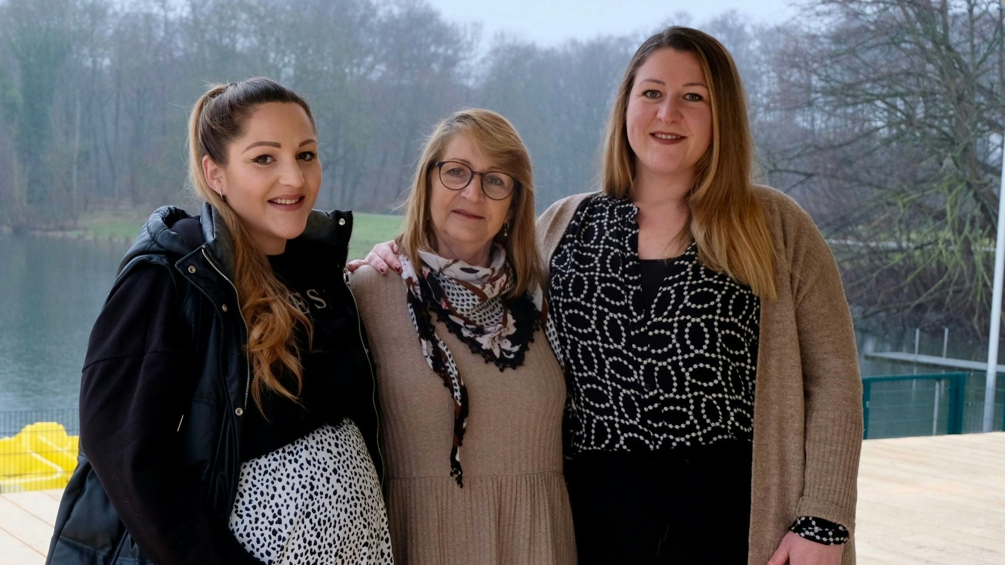 Caro Beck, Caren Beck und Astrid Hatzler (v.l.) auf der Terrasse des Hauses am See