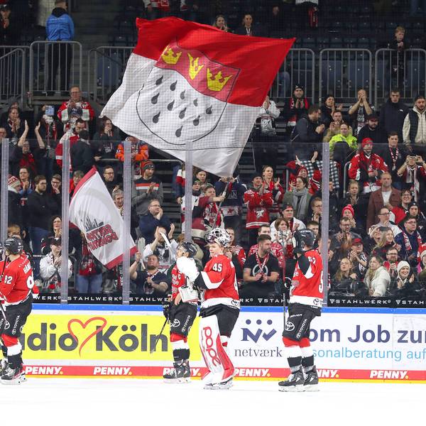 Jubel mit Kölnfahne: Gute Laune nach einem 4:1 Sieg der Kölner Haie gegenn Ingolstadt im Dezember in der Lanxess-Arena.