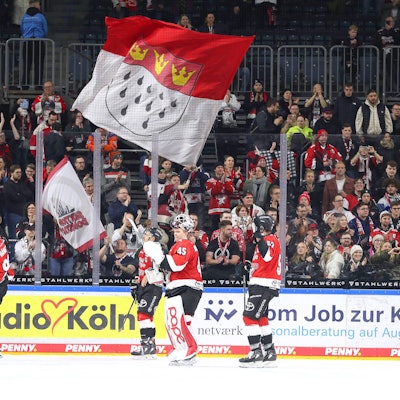 Die Haie-Mannschaft bedankt sich bei den Fans.