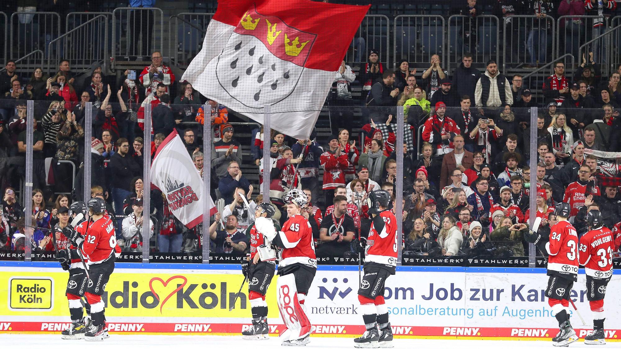 Die Haie-Mannschaft bedankt sich bei den Fans.