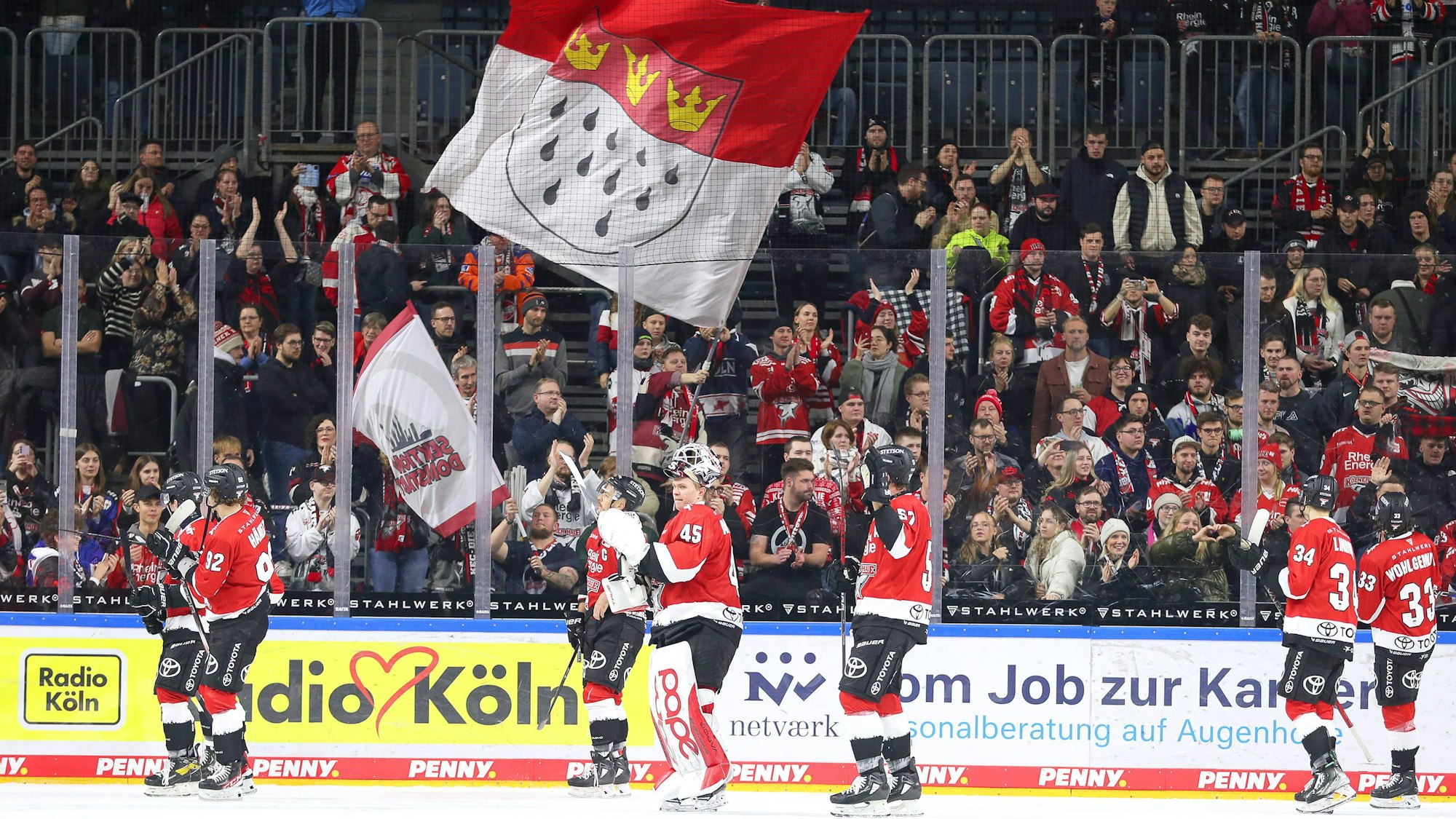 Die Haie-Mannschaft bedankt sich bei den Fans.