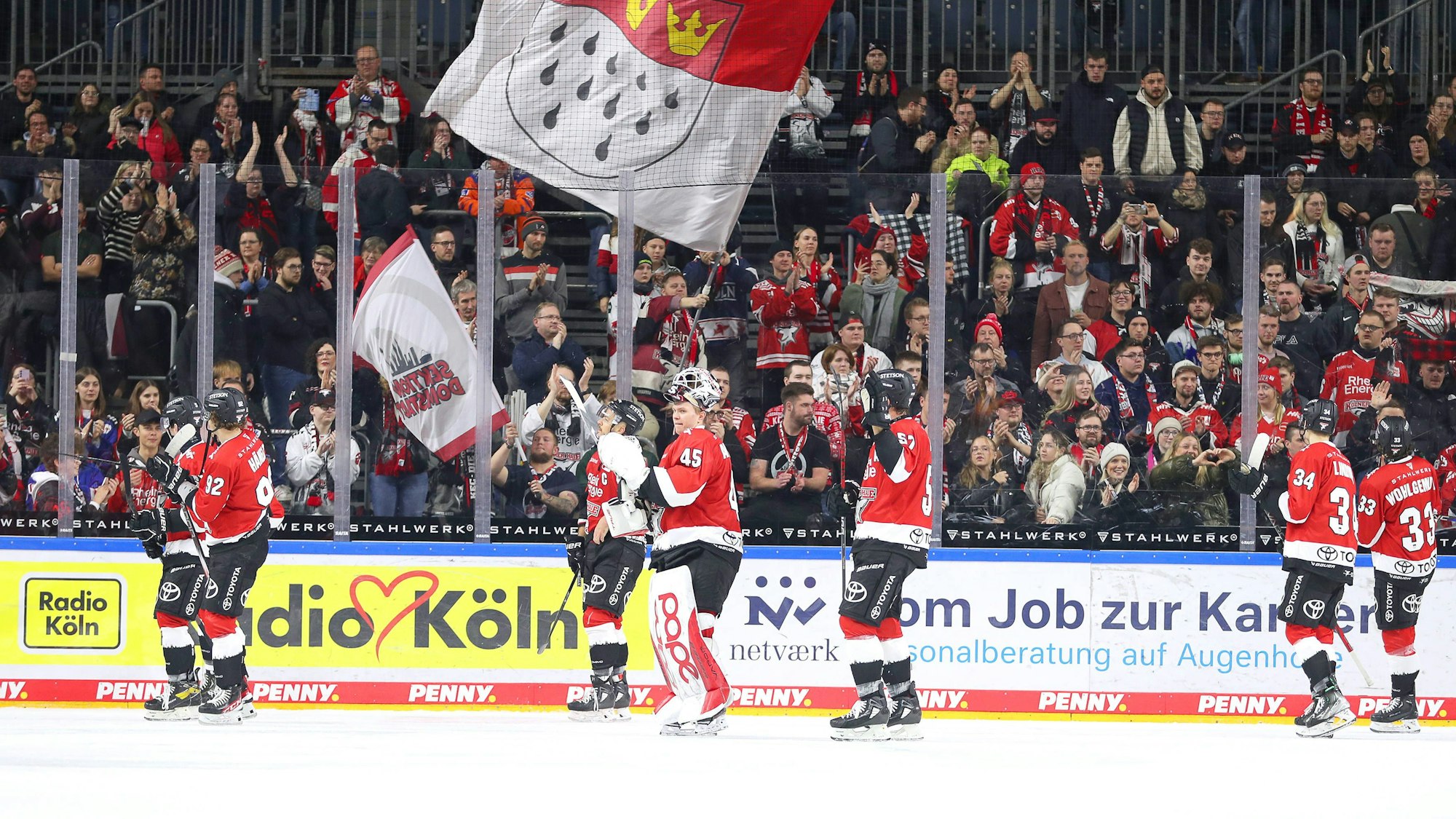 Jubel mit Kölnfahne: Gute Laune nach einem 4:1 Sieg der Kölner Haie gegenn Ingolstadt im Dezember in der Lanxess-Arena.