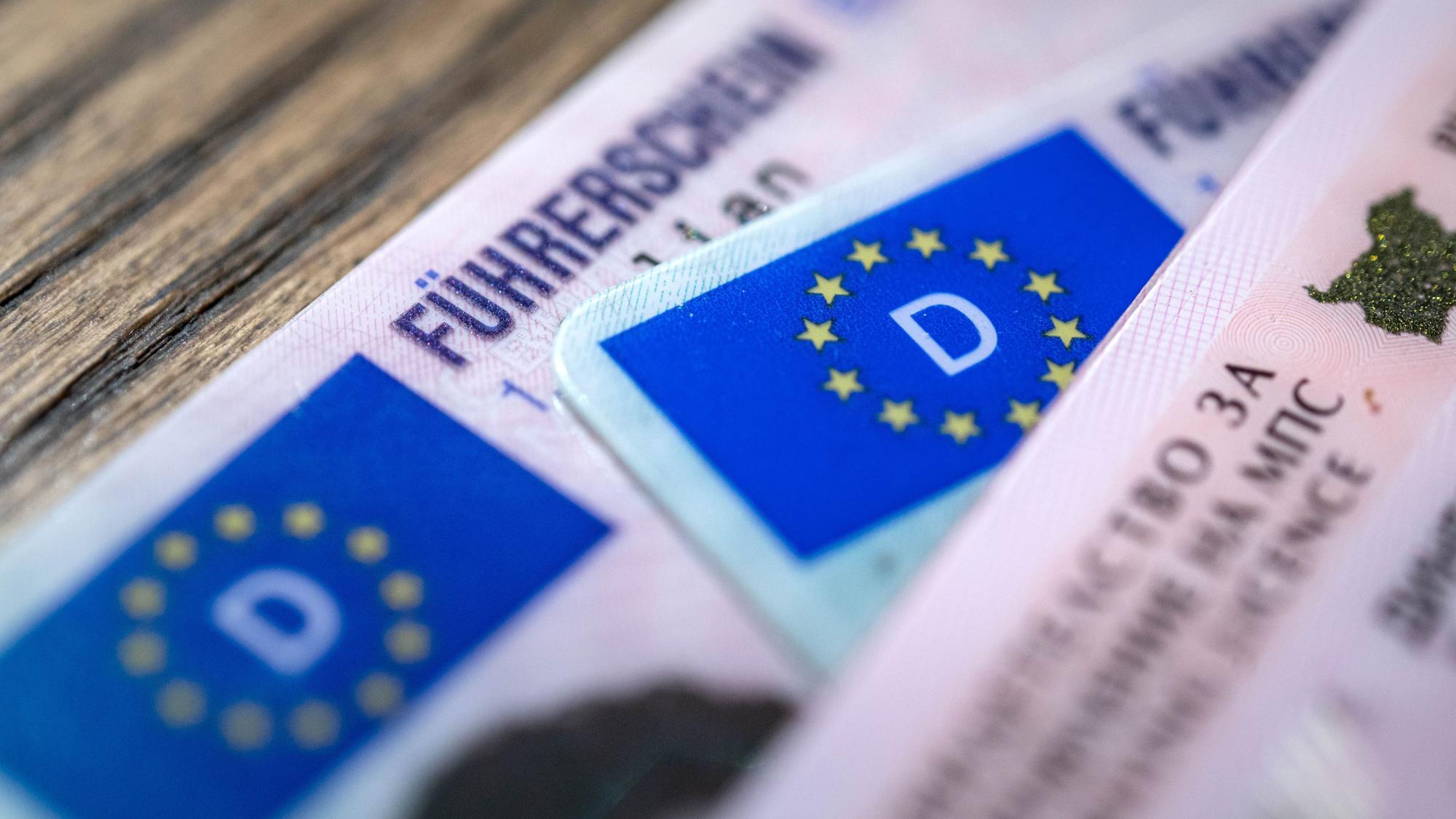 Mehrere Führerscheine liegen auf einem Tisch. Die Kosten für den Führerschein, inklusive Fahrstunden, ist in Kölner etwas teurer als im bundesweiten Schnitt. (Symbolbild)