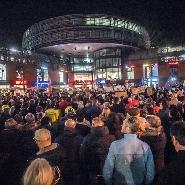 Tausende Menschen versammeln sich auf dem Rathausvorplatz in Leverkusen bei einer Demonstration gegen Rechtsextremismus.