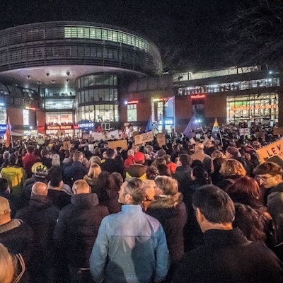 Tausende Menschen versammeln sich auf dem Rathausvorplatz in Leverkusen bei einer Demonstration gegen Rechtsextremismus.