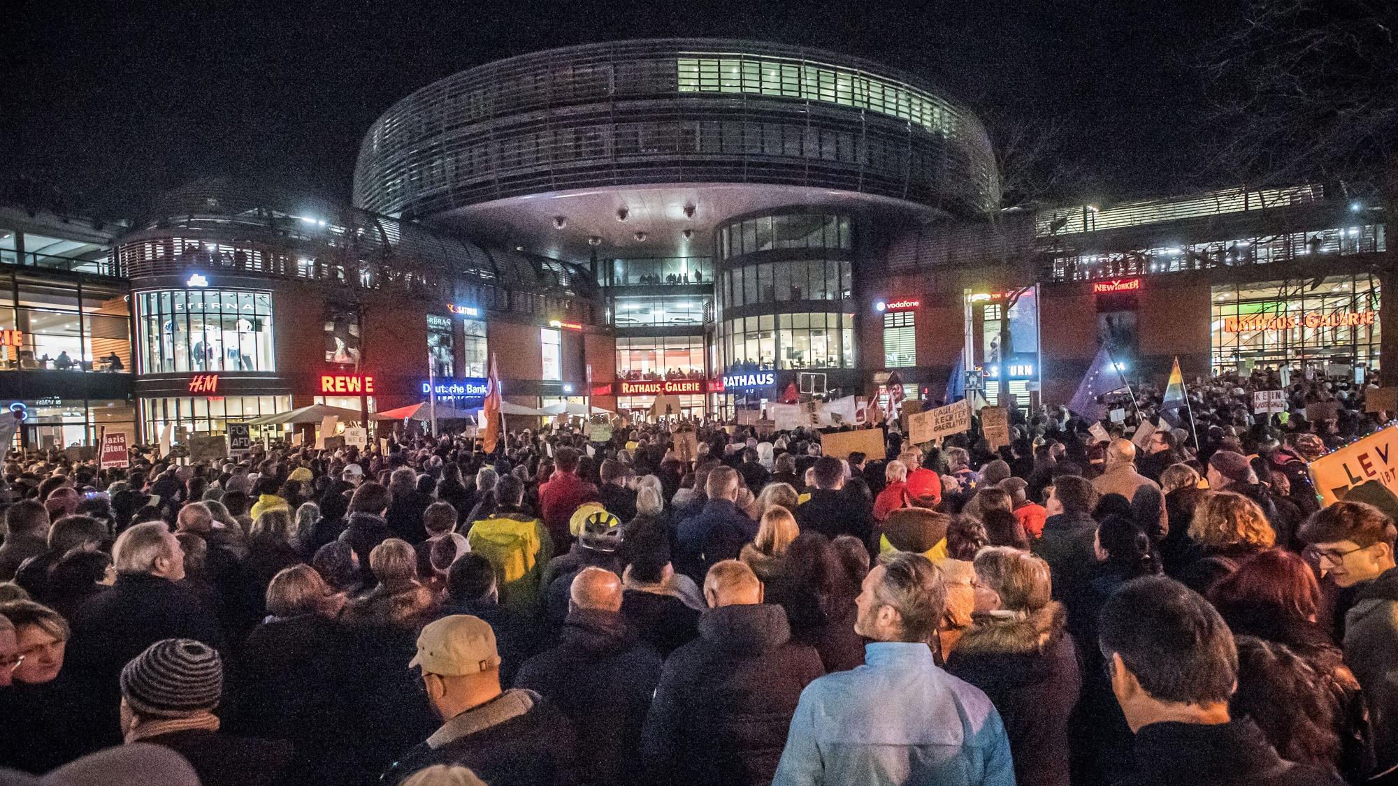 Tausende Menschen versammeln sich auf dem Rathausvorplatz in Leverkusen bei einer Demonstration gegen Rechtsextremismus.