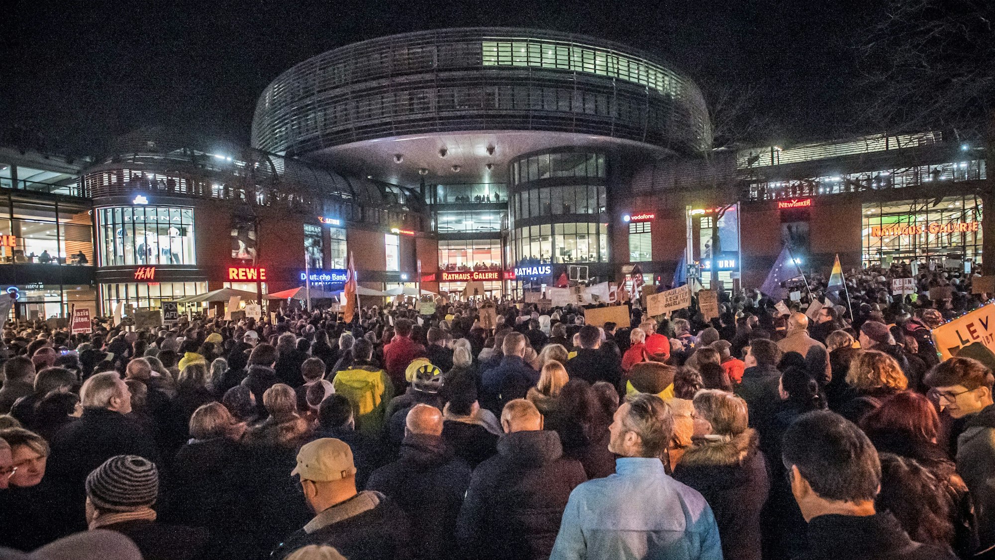 Tausende Menschen versammeln sich auf dem Rathausvorplatz in Leverkusen bei einer Demonstration gegen Rechtsextremismus.