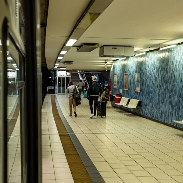 Der Bahnsteig der KVB-Haltestelle „Dom/Hauptbahnhof“ in Köln.