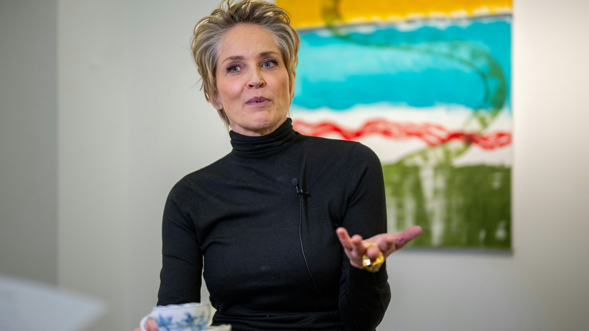 US-Schauspielerin Sharon Stone bei einem Interview in Berlin. Sie stellt sich gegen Republikaner Donald Trump und kritisiert Manipulation der Bürger im US-Wahlkampf. (Archivbild)