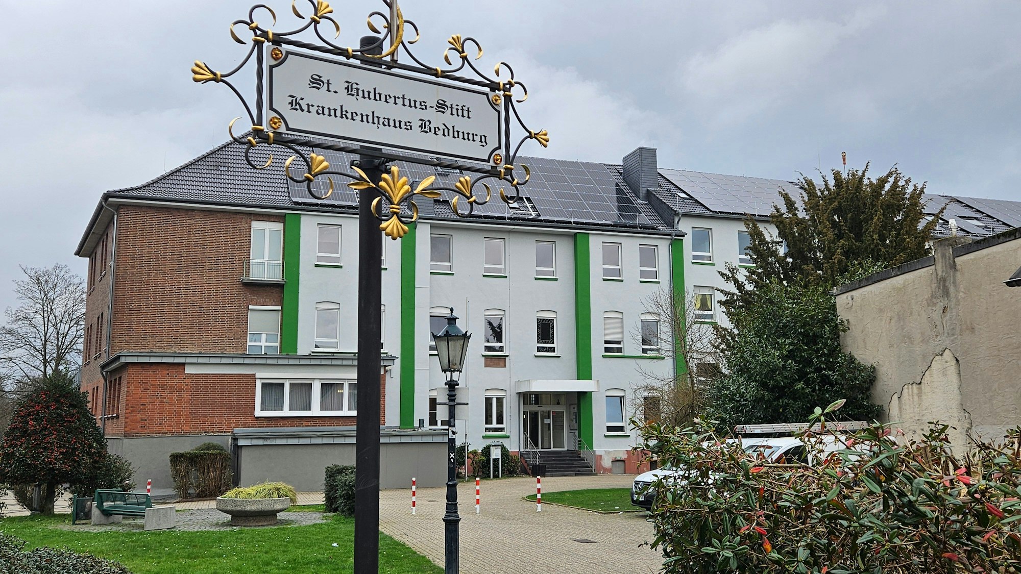 Auf dem Foto ist der Eingang zum Krankenhaus Bedburg abgebildet.