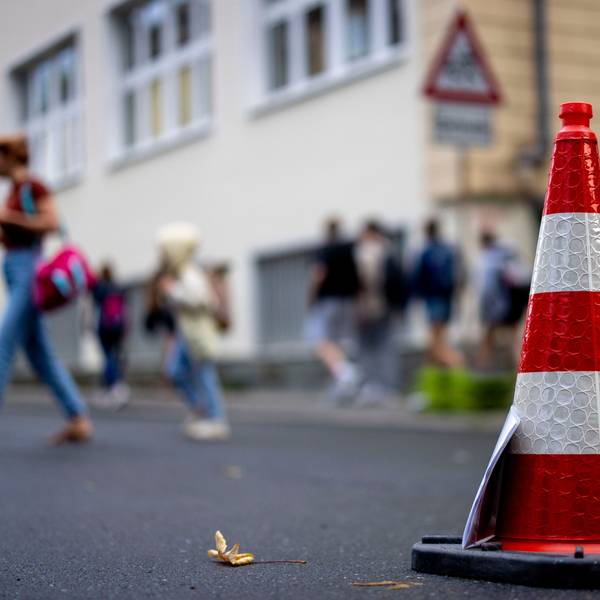 Pylonen stehen auf der Straße an der Bardelebenschule, ab 7.45 Uhr ist das Befahren der Straße für 45 Minuten untersagt, die Schüler kommen zu Fuß über den Gehweg. (zu dpa: «NRW-Kommunen können Straßen vor Schulen zeitweise sperren») Foto: Christoph Reichwein/dpa +++ dpa-Bildfunk +++